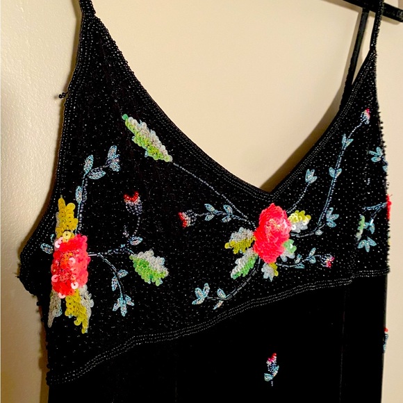 Cache dress with beautiful sequence details. - Picture 5 of 8